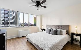 1109-Extra Lg-King Bed-1 Free Park-Fast Wifi-Dtw